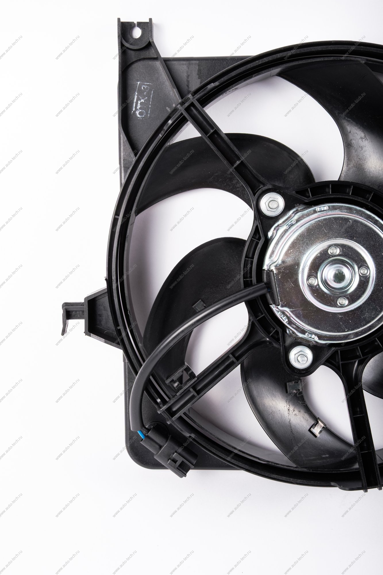 Вентилятор охлаждения с кожухом к радиатору с кондиц.н/о ВАЗ-2190 2015- Lada LADA 21900130002500