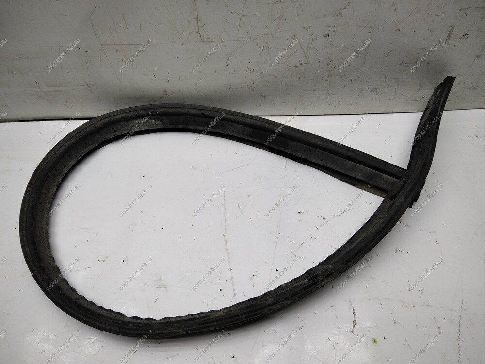 Уплотнитель капота задний Datsun Nissan NISSAN 658105PA0A