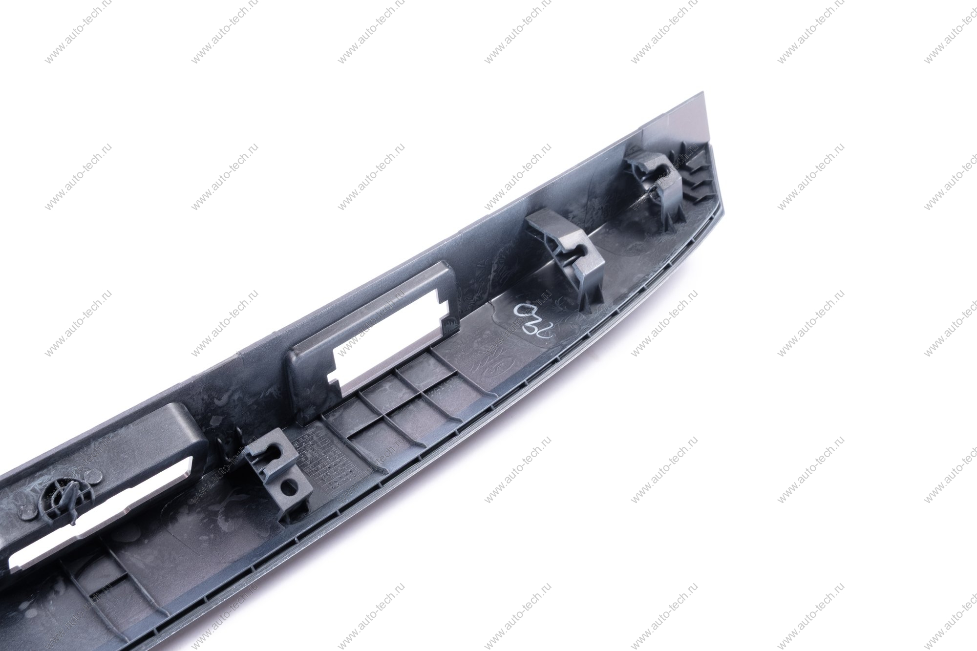 Накладка крышки багажника крашеная 496 ФАНТОМ Lada Vesta/ SW/ SW Cross (без отв. под камеру) Lada LADA 8450008390-496