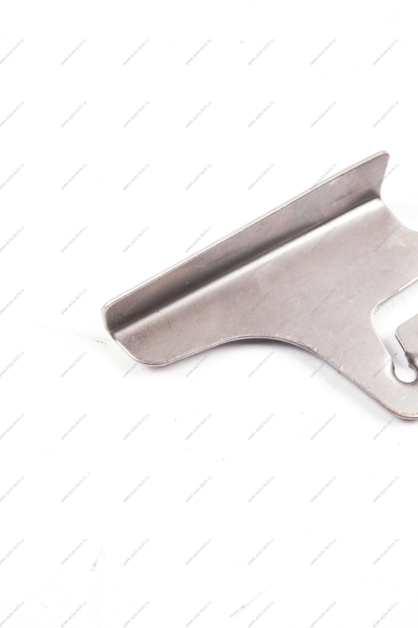 Кронштейн пружины крышки багажника неподвижный правый LADA Vesta АвтоВАЗ LADA 8450007624