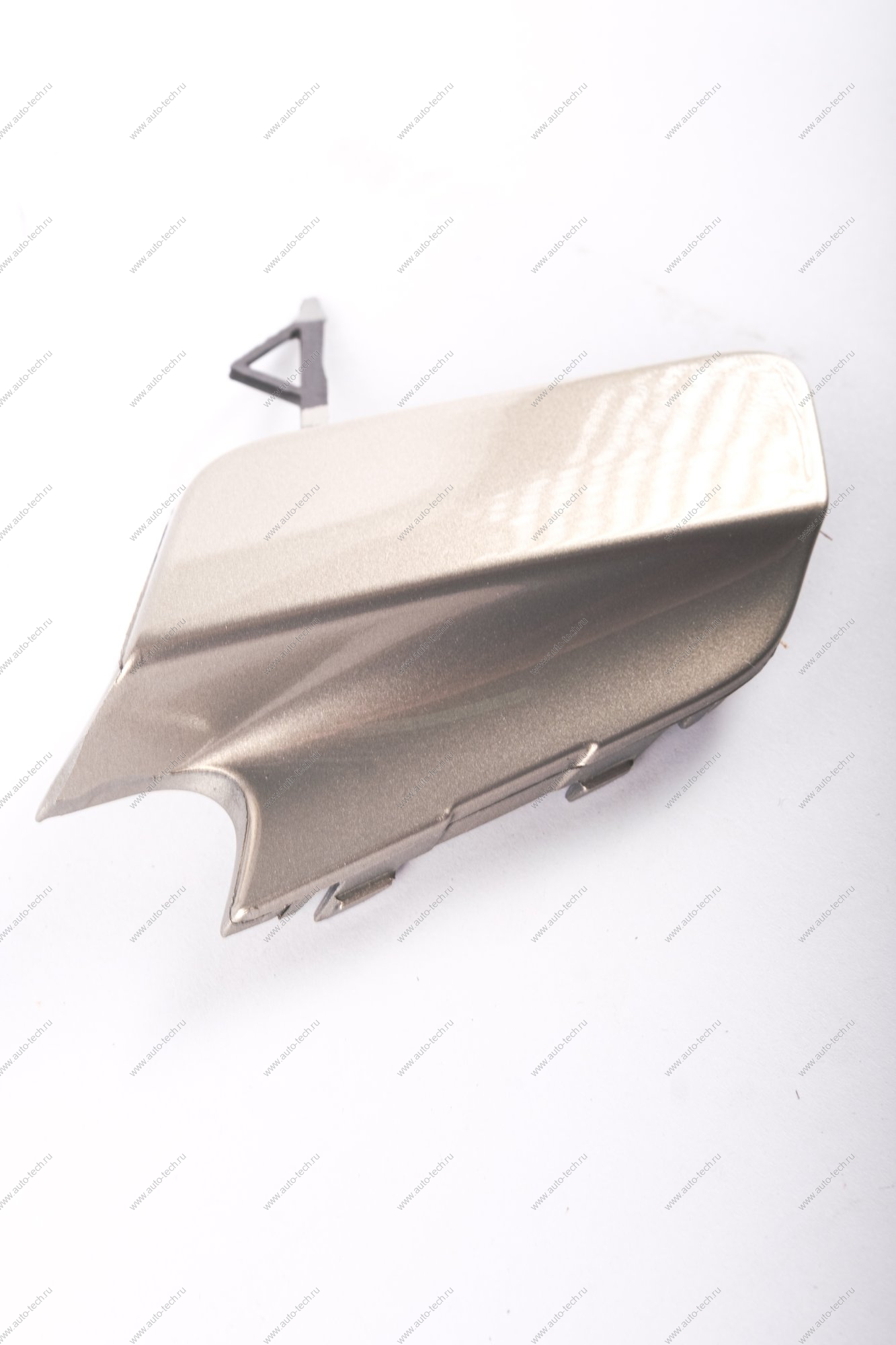 Крышка окна под переднюю буксирную проушину Lada Vesta SW Cross крашенная 247 Карфаген (Бежевый металлик) Lada LADA 8450031005-247