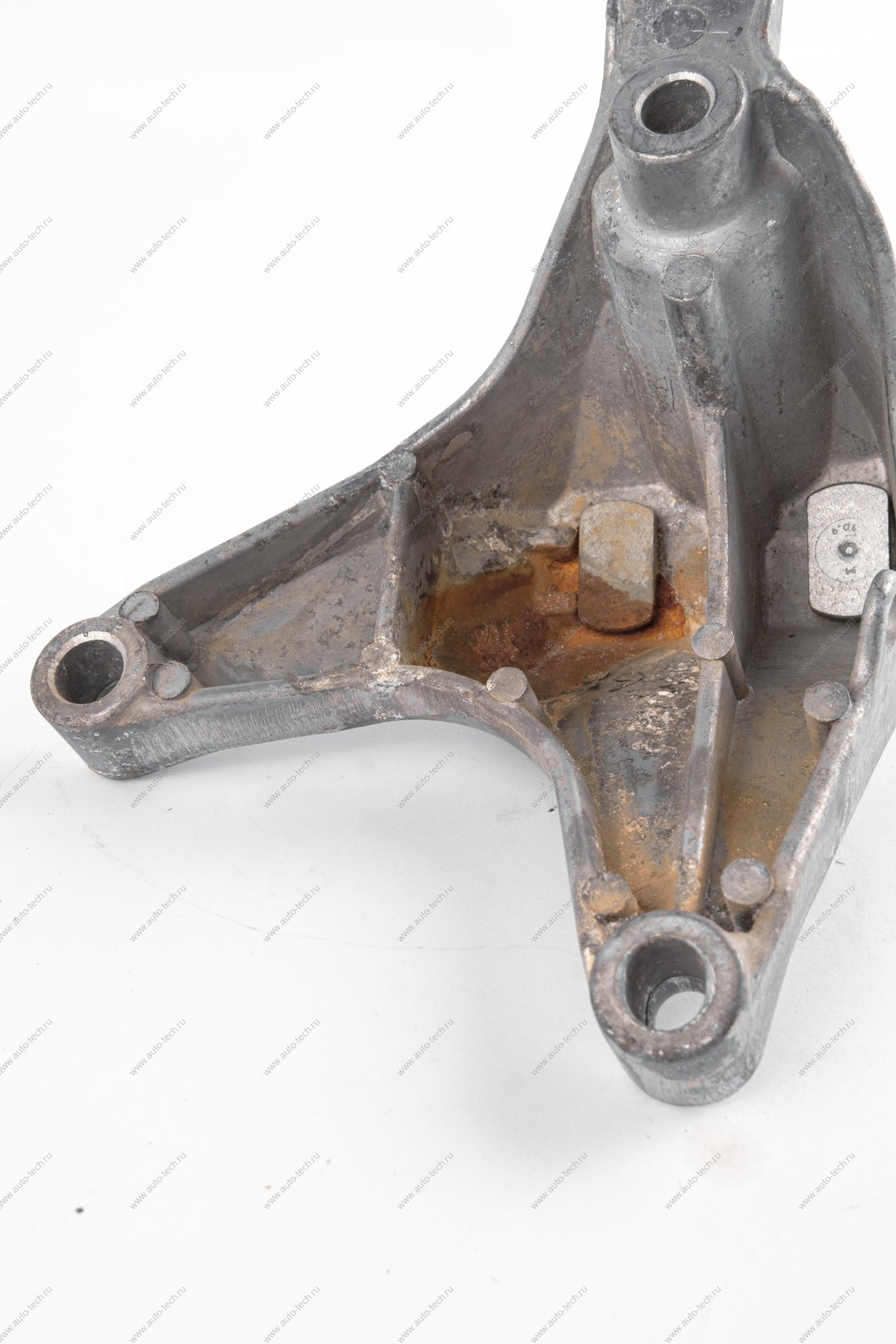 Кронштейн LADA XRAY/Largus левой опоры подвески двигателя (P4M,P4P-BVR5,BVI5) (2 шпильки) Lada LADA 8450020020