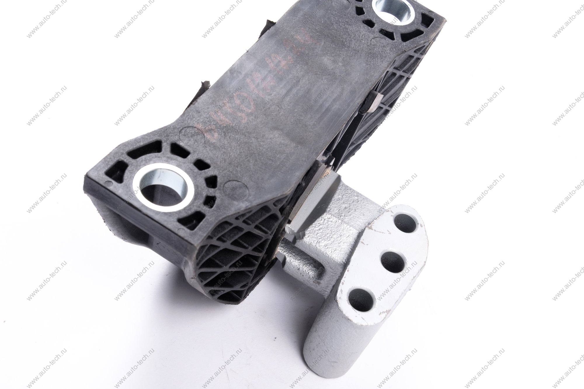 Опора Lada Vesta NG правая с кронштейном в сборе Lada LADA 8450121224