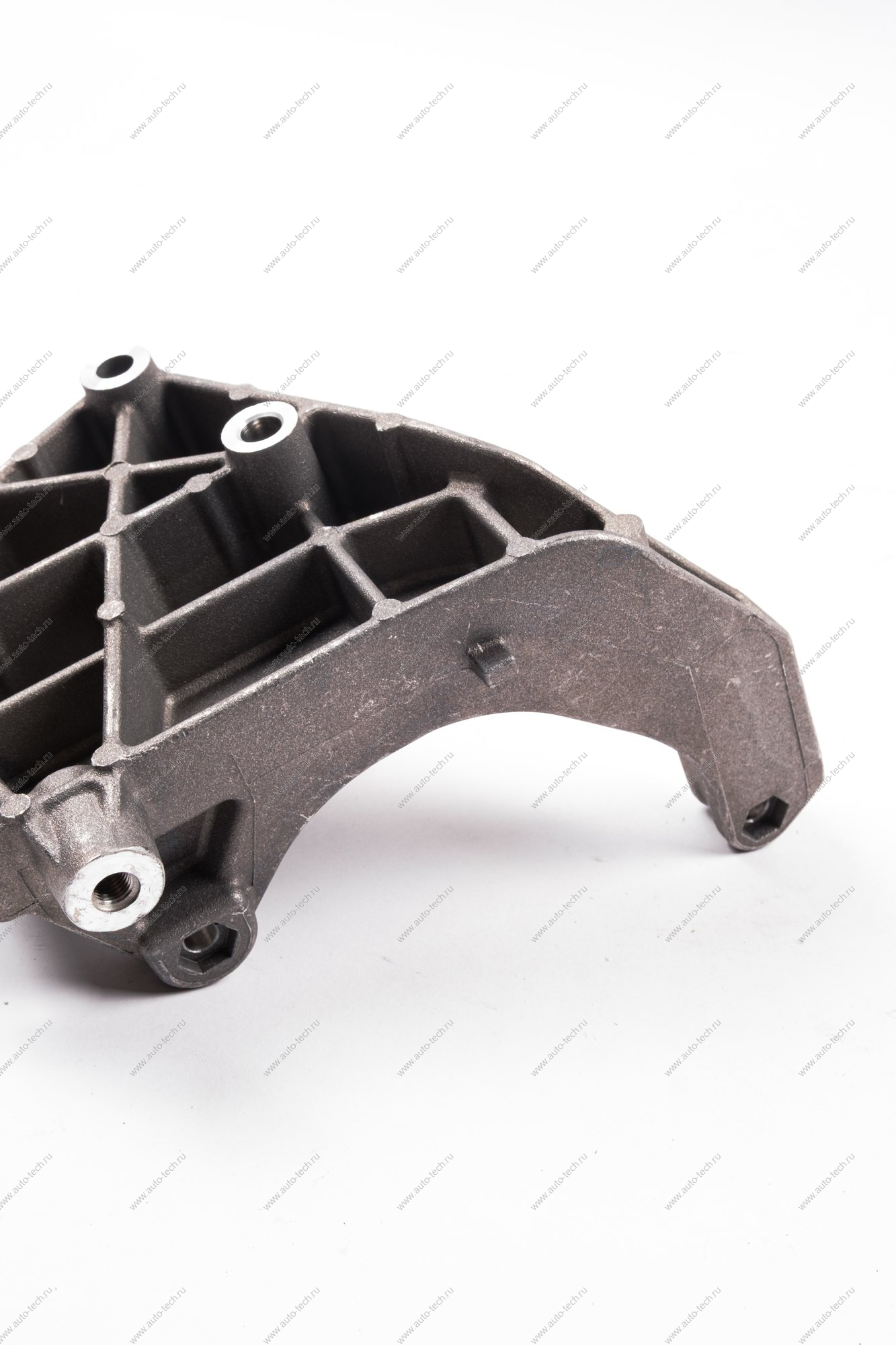 Кронштейн ВАЗ-2190 генератора (под опорный ролик.кондиционера) с резьбой с боку Lada LADA 21900104103410