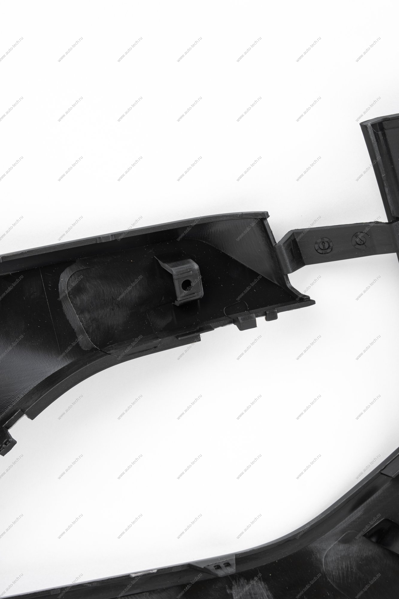 Накладка переднего бампера левая без отвер. под датчик слепой зоны (под покраску) LADA Vesta SW Cross FL Lada LADA 8450040063