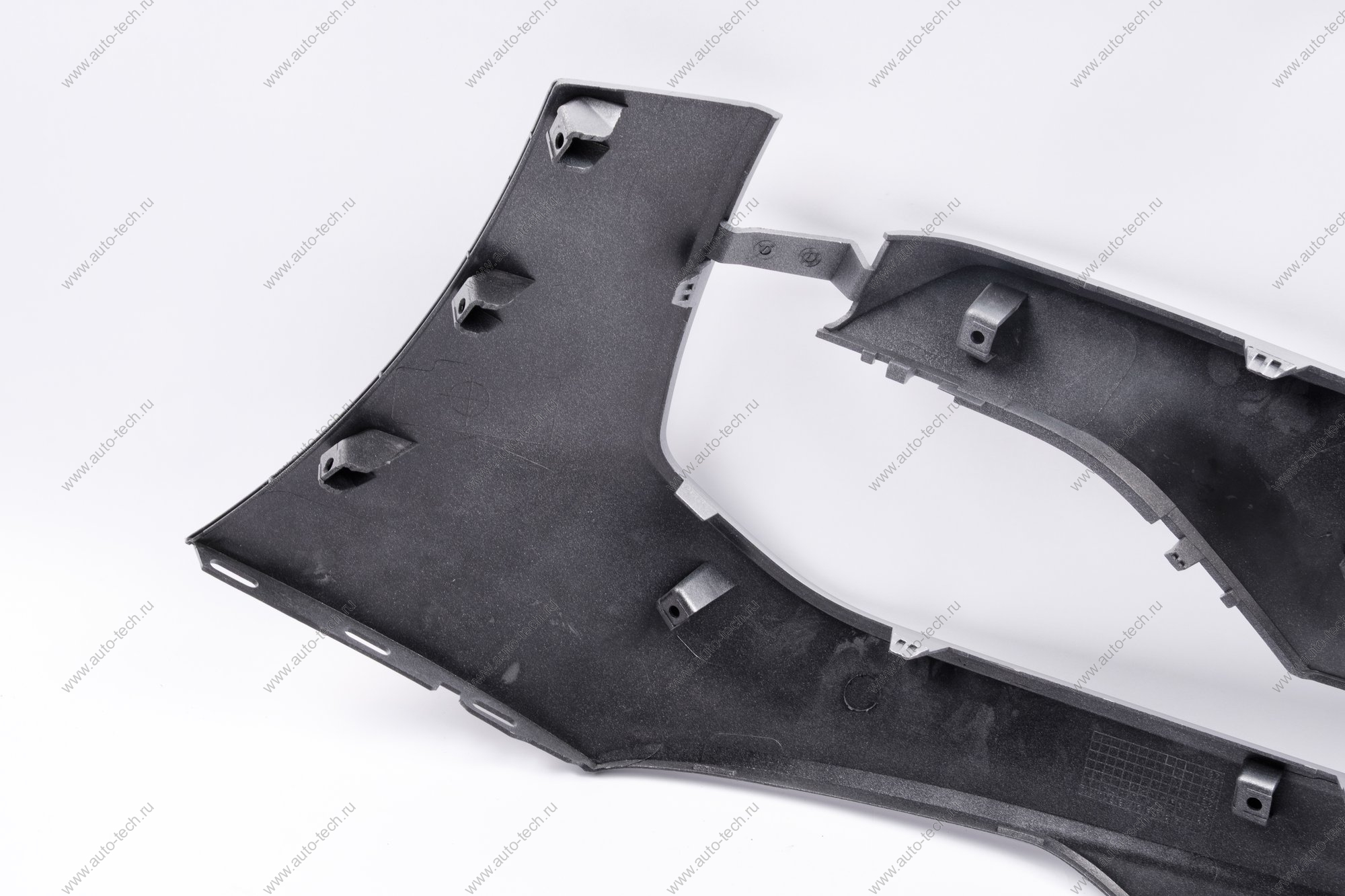 Накладка переднего бампера правая без отвер. под датчик слепой зоны в цвет 691 Платина (Серебристый) LADA Vesta SW Cross NG Lada LADA 8450040062-691