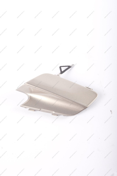 Крышка окна под переднюю буксирную проушину Lada Vesta SW Cross крашенная 691 Платина (серебристый) Lada LADA 8450031005-691