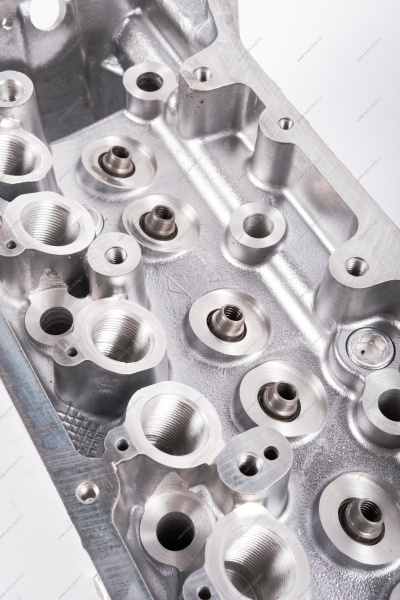 Головка блока цилиндров без шпилек (Н/О,с доп.отв.под датчик фаз)ВАЗ-21214-2123 Lada АвтоВАЗ 21214100301130