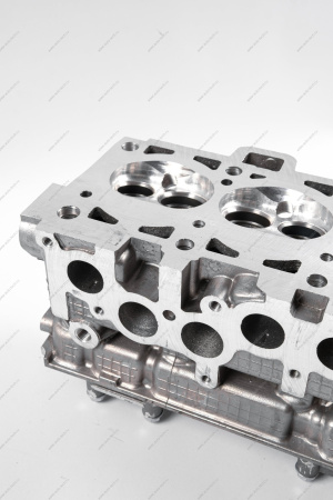 Головка блока цилиндров без шпилек в сборе (с направляющими втулками, без клапанов и вала распределительного) АвтоВАЗ АвтоВАЗ 11186100301100