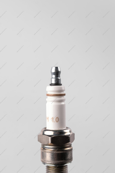 Свеча зажигания ВАЗ-2108-15,21074,2123,1118,2190 (инж. 8 кл) 1 шт (фирм. упак. ORIGINAL) (Bosch) Lada LADA 21110370701000