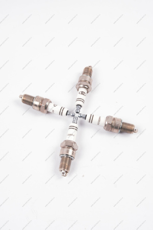 Комплект свечей зажигания ВАЗ-2108-15,21074,2123,1118,2190 (инж. 8 кл) к-т 4 шт. (фирм. упак. ORIGINAL) (Bosch) Lada LADA 21110370701086