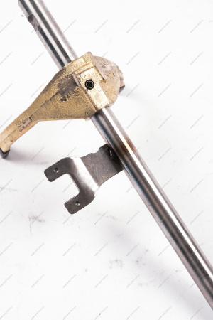 Шток переключения 1-2-ой передачи с вилкой в сборе КПП-JR5 LADA Largus Renault RENAULT 8201282175