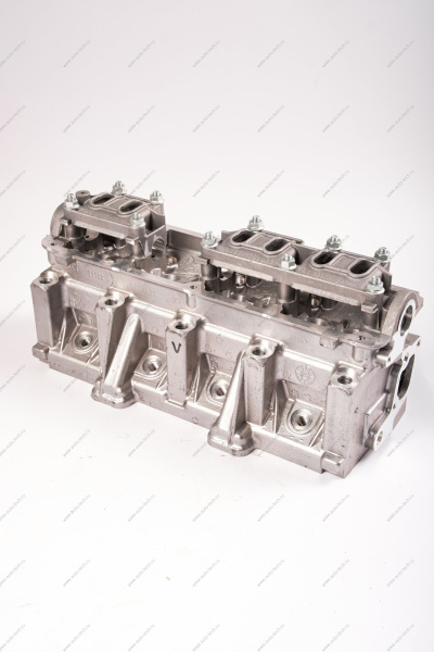 Головка блока цилиндров без шпилек в сборе (с направляющими втулками, без клапанов и вала распределительного) без шпилек LADA Largus (FL) NEW Lada LADA 11182100301100