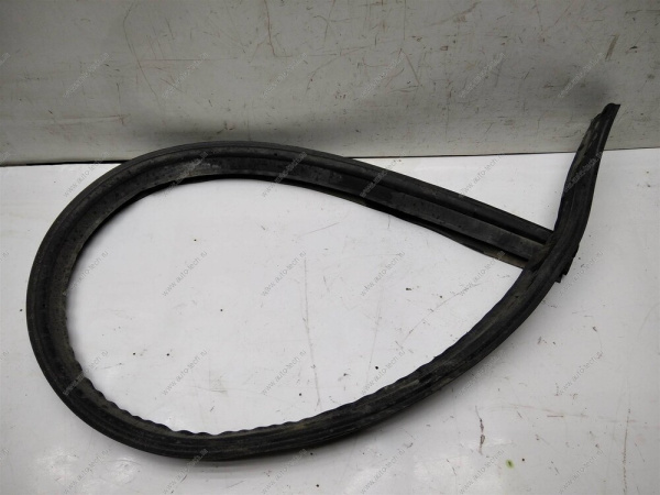 Уплотнитель капота задний Datsun Nissan NISSAN 658105PA0A
