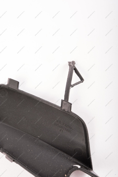 Крышка Lada Vesta SW Cross окна под переднюю буксирную проуш крашенная 653 Маэстро (черный ) Lada LADA 8450031005-653