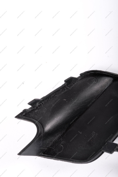 Крышка окна под переднюю буксирную проушину Lada Vesta SW Cross крашенная 676 Черная жемчужина (черный) Lada LADA 8450031005-676