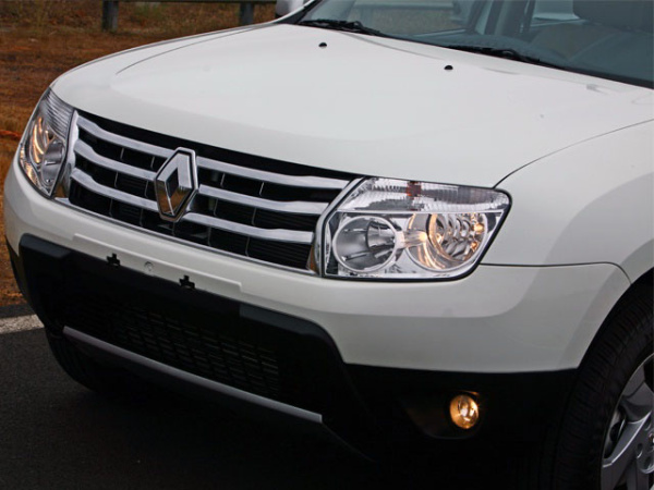 Бампер передний RENAULT Duster крашеный Белый лед 369 без отв под птф 2010-2014 Api Api 620220025R-369