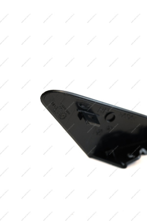 Накладка передней правой двери наружняя (пластик , уголок за зеркалом ) LADA XRAY пластмасс Lada LADA 638747580R