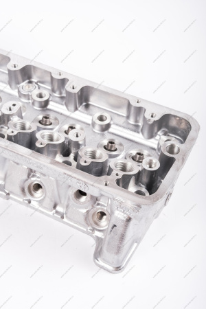 Головка блока цилиндров без шпилек (Н/О,с доп.отв.под датчик фаз)ВАЗ-21214-2123 Lada АвтоВАЗ 21214100301130