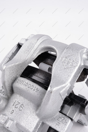 Суппорт тормоза передний левый (+2шт. тормозн. колодки 410602581R) Renault Logan II, Sandero II Renault RENAULT 410118579R