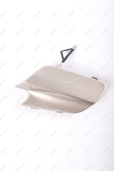 Крышка окна под переднюю буксирную проушину Lada Vesta SW Cross крашенная 691 Платина (серебристый) Lada LADA 8450031005-691