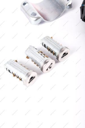 Замок зажигания LADA Granta с иммобилайзером. к-т поставки ( зам.зажиг, 2 ключа, 3-личинки ) ДААЗ LADA 11180610500620