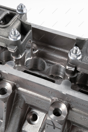 Головка блока цилиндров без шпилек в сборе (с направляющими втулками, без клапанов и вала распределительного) АвтоВАЗ АвтоВАЗ 11186100301100