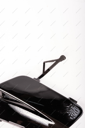 Крышка Lada Vesta SW Cross окна под переднюю буксирную проуш крашенная 653 Маэстро (черный ) Lada LADA 8450031005-653