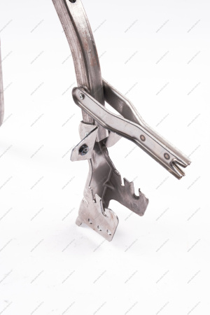 Петля ВАЗ-2190 крышки багажника правая (ВМЗ) Lada LADA 21900560501001