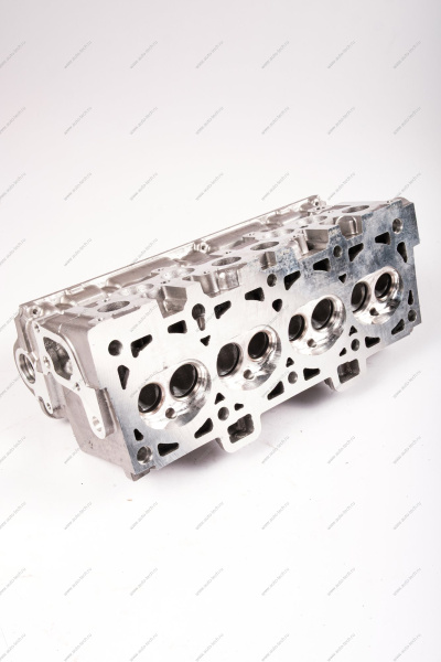 Головка блока цилиндров без шпилек в сборе (с направляющими втулками, без клапанов и вала распределительного) без шпилек LADA Largus (FL) NEW Lada LADA 11182100301100