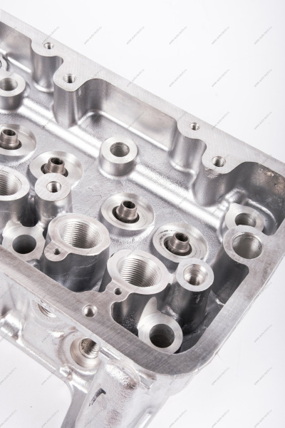 Головка блока цилиндров без шпилек (Н/О,с доп.отв.под датчик фаз)ВАЗ-21214-2123 Lada АвтоВАЗ 21214100301130