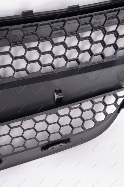 Решетка радиатора переднего бампера LADA Largus верхняя Lada LADA 8450000248