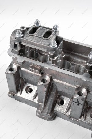 Головка блока цилиндров без шпилек в сборе (с направляющими втулками, без клапанов и вала распределительного) АвтоВАЗ АвтоВАЗ 11186100301100