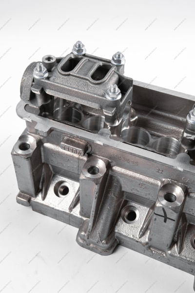 Головка блока цилиндров без шпилек в сборе (с направляющими втулками, без клапанов и вала распределительного) АвтоВАЗ АвтоВАЗ 11186100301100