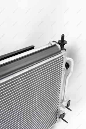 Радиатор охлаждения ВАЗ-2190/Datsun 2015- + рад.конд. с 1 эл. вент.и патрубками МКПП н/о в сборе Lada LADA 8450110795