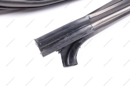 Уплотнитель ВАЗ-21214 опускного стекла передней двери верхний правый (БРТ) Lada LADA 212146103298Р