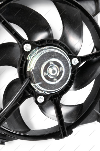 Вентилятор охлаждения ВАЗ-2190 до 2015 с кожухом Валее-95 ВАЛЕЕ-95 21900130002505