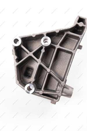 Кронштейн ВАЗ-2190 генератора (под опорный ролик.кондиционера) с резьбой с боку Lada LADA 21900104103410