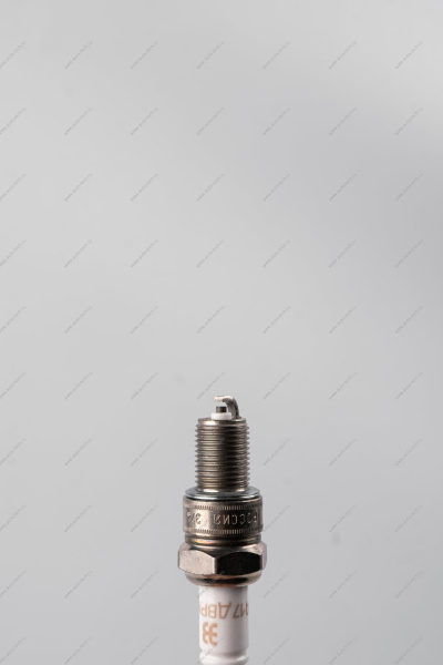 Свеча зажигания ВАЗ-2108-15,21074,2123,1118,2190 (инж. 8 кл) 1 шт (фирм. упак. ORIGINAL) (Bosch) Lada LADA 21110370701000