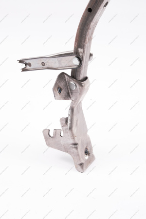 Петля ВАЗ-2190 крышки багажника правая (ВМЗ) Lada LADA 21900560501001