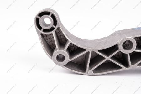 Кр-н ВАЗ-1118 задней опоры двигателя МКПП Lada LADA 11180100103200