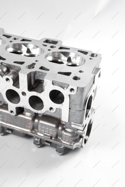 Головка блока цилиндров без шпилек в сборе (с направляющими втулками, без клапанов и вала распределительного) АвтоВАЗ АвтоВАЗ 11186100301100