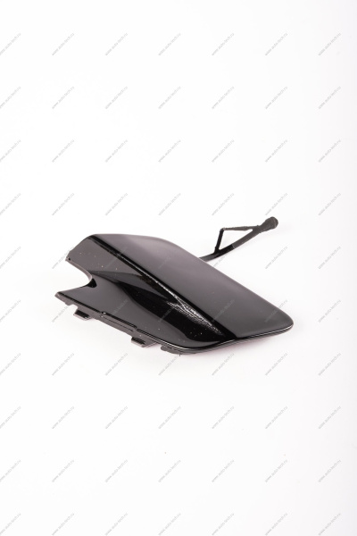 Крышка Lada Vesta SW Cross окна под переднюю буксирную проуш крашенная 653 Маэстро (черный ) Lada LADA 8450031005-653