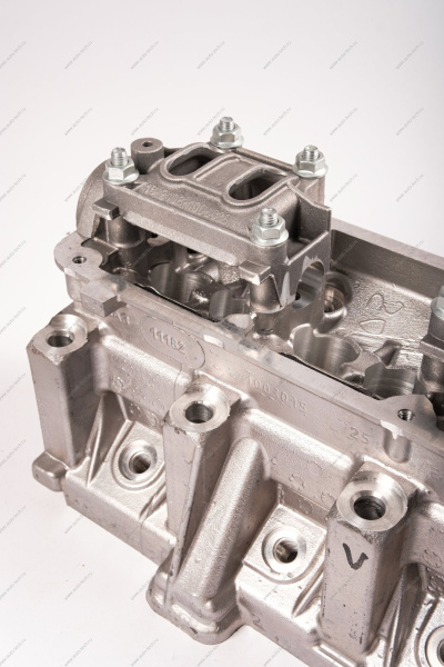 Головка блока цилиндров без шпилек в сборе (с направляющими втулками, без клапанов и вала распределительного) без шпилек LADA Largus (FL) NEW Lada LADA 11182100301100