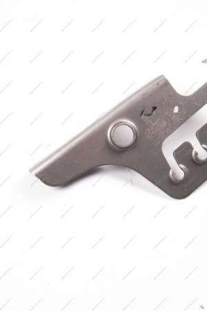 Кронштейн пружины крышки багажника неподвижный левый LADA Vesta АвтоВАЗ LADA 8450007625